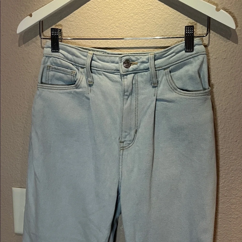 Hollister Women’s Ultra High Rise Dad Jean relaxed fit Size 25 Light Wash